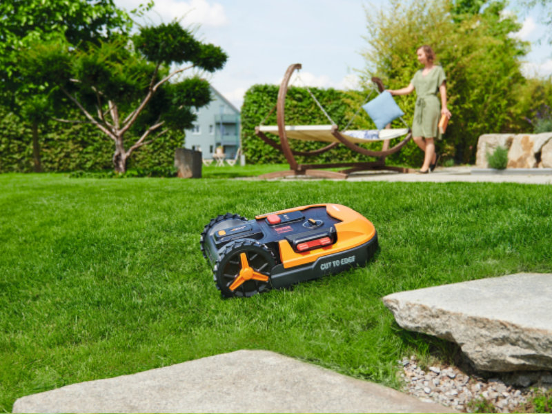 Worx robotgrasmaaier maait gras op helling in tuin