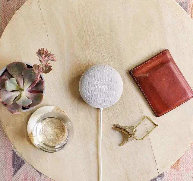 Google Nest mini op tafel