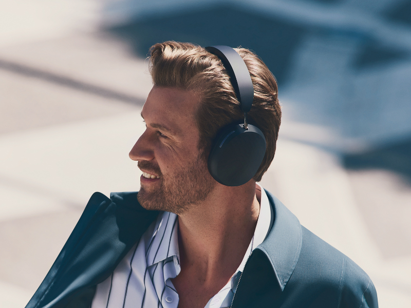 Design-ohne-Titel-20 Man draagt Sonos Ace hoofdtelefoon in zwart, buiten op straat.